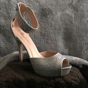 De Blossom Collection Silver Platform shoes 8 1/2
